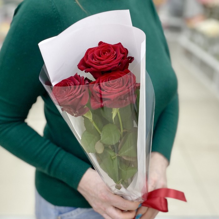 3 высокие красные розы